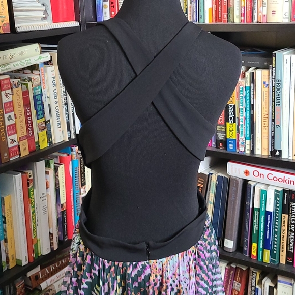 Cut Out Flirty Dress - Picture 4 of 7